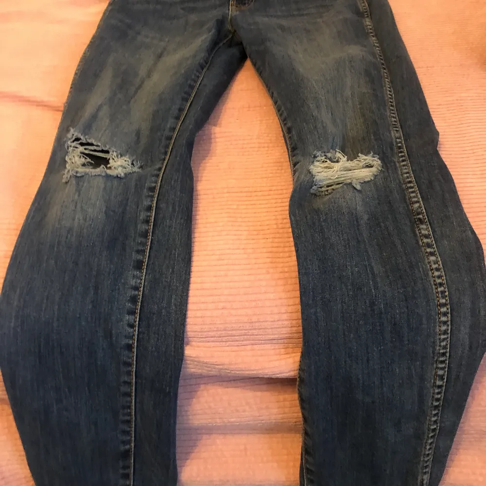 Blåa skit snygga jeans från lager 157, köpta för 250kr men kom aldrig till användning pga inte min stil. Aldrig använda, pris kan såklart diskuteras. . Jeans & Byxor.
