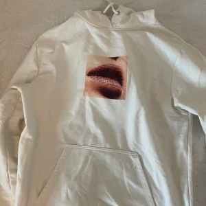 Vit hoddie med tryck fram STAY - sjukt snygg vit hoddie med tryck fram, har dock en väldigt liten fläck ungefär vid fickan men den syns knappt, köparen står för frakten
