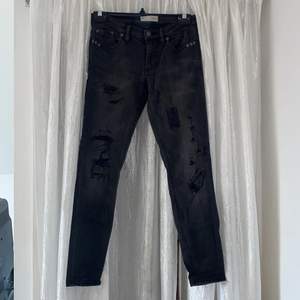 Svarta lågmidjade Odd Molly jeans i storlek XS. Använda fåtal gånger men fortfarande i bra skick. Frakt tillkommer🖤