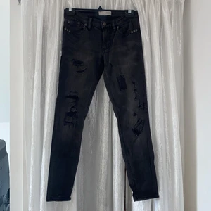 Lågmidjade Odd Molly jeans - Svarta lågmidjade Odd Molly jeans i storlek XS. Använda fåtal gånger men fortfarande i bra skick. Frakt tillkommer🖤