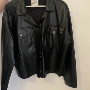 Skinn jacka/skjorta - Skinnskjorta som jag använt som jacka. Från Zara. Storlek L men passar mindre storlekar också beroende på önskad passform. 