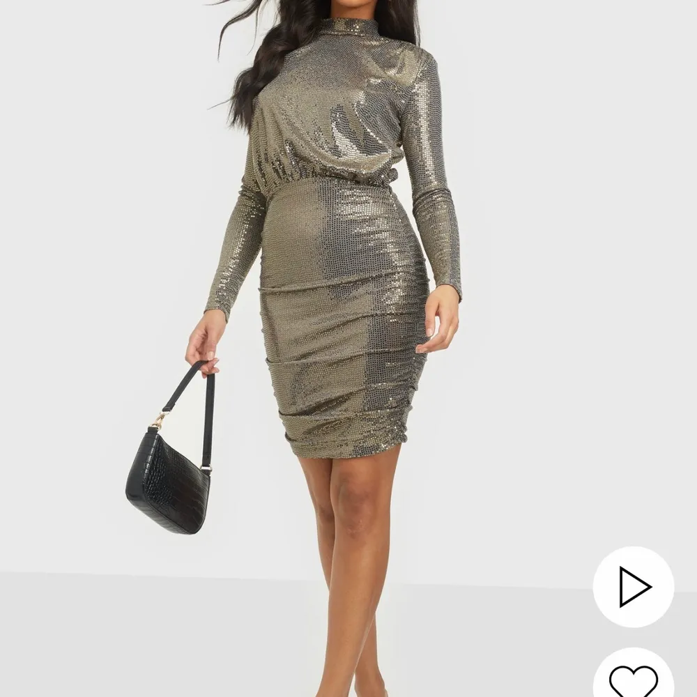 En fantastisk klänning som hör hemma på dansgolvet! Den är helt ny (etikett är på fortfarande) och är köpt på Nelly.com. Ord.pris 599kr. Klänningar.