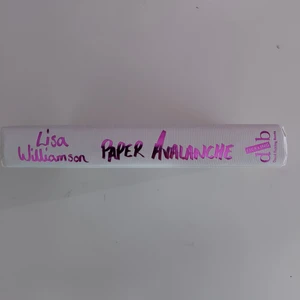 Paper Avalanche - Lisa Williamson - Paper Avalanche - Lisa Williamson på engelska. Omslagen finns kvar I fint skick och kan skickas med om man vill men tyckte personligen det var snyggare utan. Hardcover. Kan skickas.