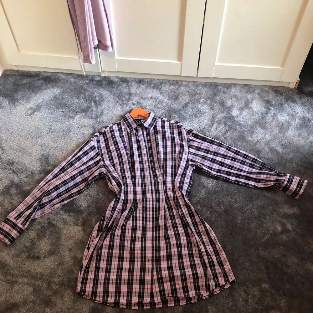 Detta är en klänning från H&M. Lite smalare i midjan och större vid ärmarna. Materialet är lite skjortaktigt. Tycker den är fin men en tröja över. (Hoodien ingår ej) Köpare står för frakt som jag kollar upp när den är såld. (Prislappen är kvar). Klänningar.
