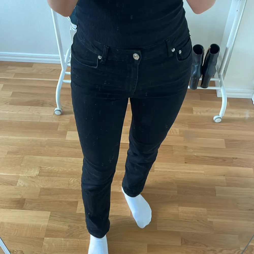 Raka stretchiga jeans från Asos! Storlek 28/32, passar mig som är S i det flesta jeans. Om man inte kan mötas upp skickas allt spårbart. Jeans & Byxor.