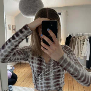 Storlek s - En jättefin knuttopp från shein. Använt fåtal gånger men säljer då jag inte använder den längre. 