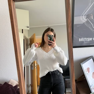 Vit stickad tröja  - Vit stickad tröja från ICHI, liten ”ballongärm” typ Stl S, flexibel  Bomull och akryl Lite lite nopprig 🤍136kr inkl spårbar frakt