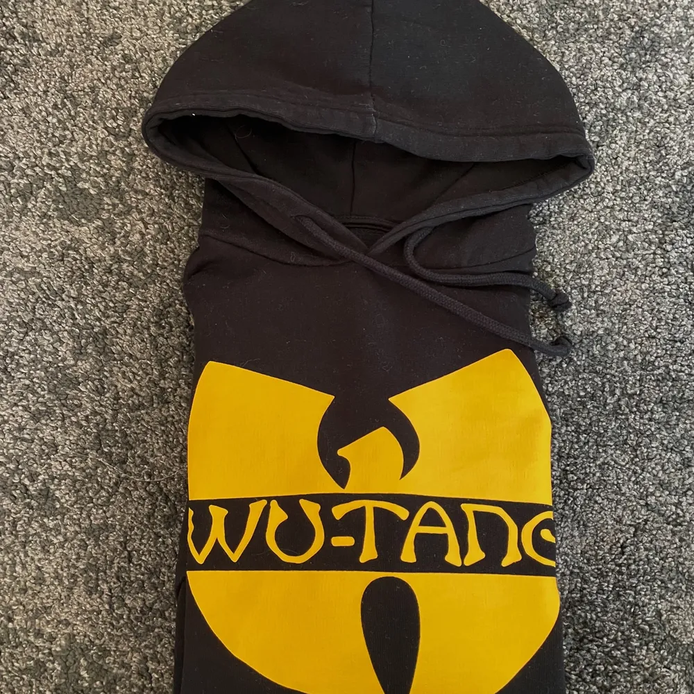 En svart hoodie men Wu Tang tryck på. Storlek xs. Har använt den en gång så det är som ny. Den är tyvärr för liten för mig. Super mjuk på insidan! Frakt ingår.. Hoodies.