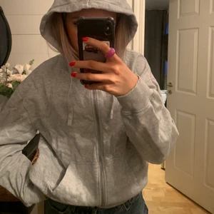 Grå zip hoodie - Grå zip tröja i bra skick, inte använd så mycket. Passar till allt💗