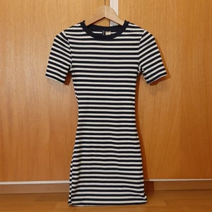 Randig tight klänning - Storlek 34 från H&M