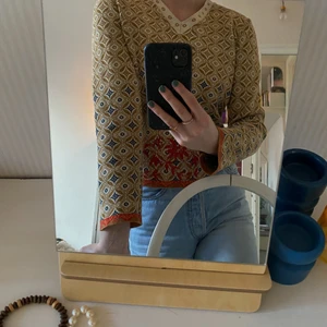 70s tröja i strl XS/S  - Supercool tröja köpt second hand med 70s vibbar. Okänt märke, men passar mig bra som är S!!