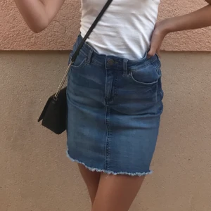 Jeanskjol - Jeanskjol från Vero moda. Jättefint skick. I strl XS. 60kr + frakt