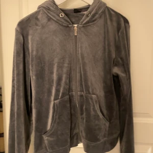 Tröja ifrån Gina Tricot - Säljer denna tröja ifrån Gina Tricot i strl S/M. Säljer den för 90kr och är i väldigt fint skick, pris kan diskuteras.