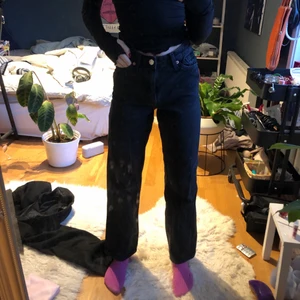 Raka jeans - Ett par raka jeans från Monki i modellen Taiki higwaisted, de är i stl 24 eller en xs, lite korta på mig som är 164!😊