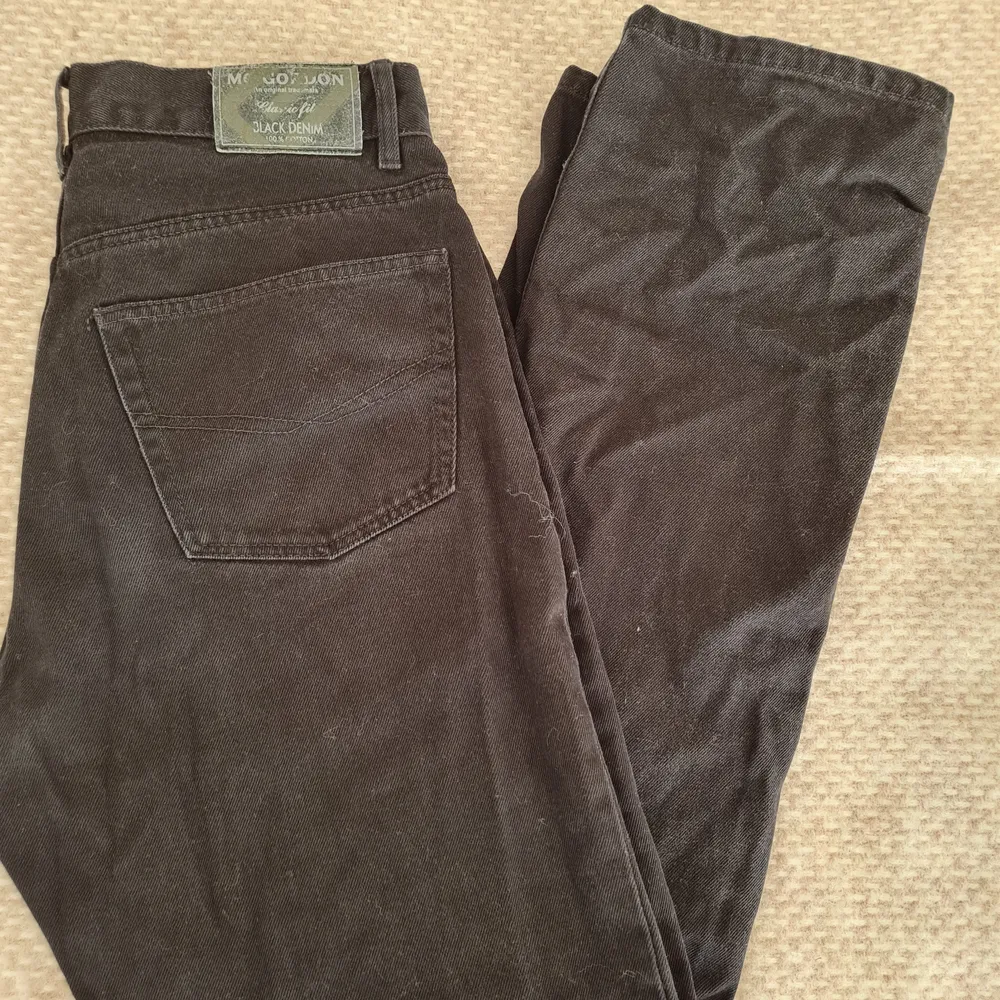 Låna svarta straight jeans köpta secound hand, jag är 170 och dem är långa på mig. Köparen står för frakten ❤🌟 storlek M/30 jeans storlek. Jeans & Byxor.