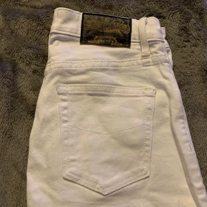 Vita jeans - Vita bootcut jeans från Crocker. Knappt använda i väldigt bra skick. Jag skulle säga att midjan är midwaist💖