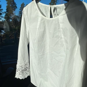 Tröja  - En somrig enkel vit topp från Only! 🌈✨🪴 Bara att skriva för mer info och bilder! Köparen står för frakten📦