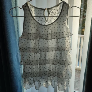 Vit linne med små svarta hjärtan strl S - Storlek: S. Skick: Bra skick, inte sliten bara skrynklig. Passform: Sitter löst hela vägen ner och har en knäppning på baksidan. Övrigt: Linnet är använt men det är på äldre dar, så har inte använt den nyligen. Sedan är den inte genomskinlig heller. Skriv till mig om frågor upphör😊