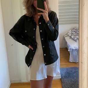 Nakd läderjacka - Så snygg syntetisk läderjacka från nakd!! Den är använd ett fåtal gånger och säljes då jag har en  liknade som används mer. Den är i storlek 36 och passformen är oversized. Köparen står för frakt!💕🥰