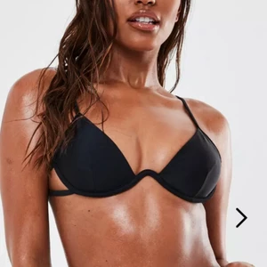 Bikini från missguided - Supersnygg bikini överdel, älskar modellen men tyvärr satt den inte så bra på mig. Endast provad med lapparna kvar. Strl 38, men åt det mindre hållet i storleken 