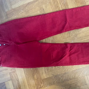 Röda jeans  - Säljer ett par söta jeans från H&M i mycket bra skick, använda ca 3 gånger. Frakt tillkommer! 