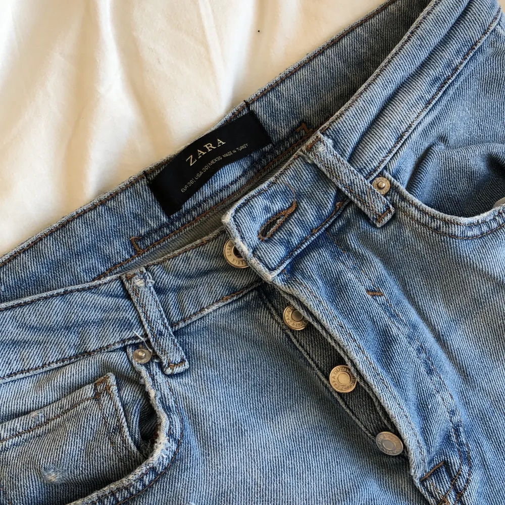 Ripped jeans från Zara! Passar 34or i byxor även fast det står 36. Kan mötas upp eller skickas med postnord! . Jeans & Byxor.