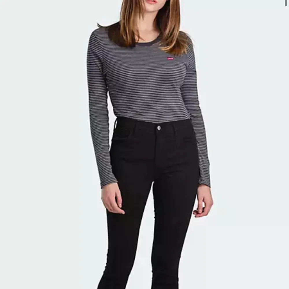 Svarta jeans ifrån Levi’s🤩🤩 köpta för 1200 kr för ca 2 år sedan. Inga vidare defekter men i använt skick. Frakt ingår i priset. . Jeans & Byxor.