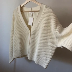 Off-white kofta  - Overzised något croppad kofta i 60% bomull och 40% akryl. Helt oanvänd med prislapp kvar! Köparen står för eventuell fraktkostnad. Swish is queen 🐚🦙🍨