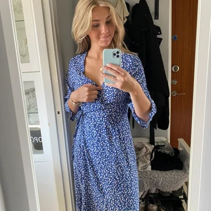 Oanvänd klänning  - Oanvänd klänning från monki med prislappen kvar 🌸 Bus om fler är intresserad 💙