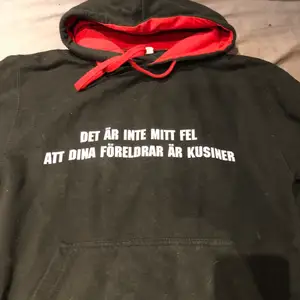 En kaxig hoodie där det står ”Det är inte mitt fel att dina föreldrar är kusiner” med röd luva!