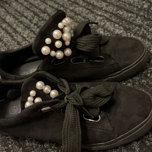 Svarta sneakers  - Fina och enkla. Är i storlek 39 men verkar vara fel storlek då det känns som att de är i 38