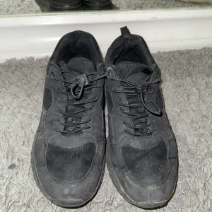 Svart skor  - Jätte skona 