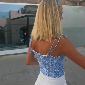 topp i smock - Supersöt somckad topp från stradivarius, (köpt i spanien)🦋 Strl S men passar även XS. Buda från 75 kr utan frakt, minst 10kr höjning💗