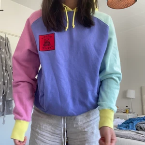 TEDDY FRESH HOODIE - Säljer men jätte fina hoodie från Teddy Fresh som jag köpte för några veckor sedan som är perfekt till Sommaren!! Den är helt slutsåld! Har aldrig använt den eftersom att den inte riktigt passade mig i smaken. Köpte den från USA så hoodien + frakten och tull kostade totalt runt 1200kr (själva hoodien kostade 800kr). Den är i storlek XS men då den är väldigt oversize passar den allt från XS-L. Skriv till mig privat om ni har frågor eller funderingar!🥰💗💙🤍❤️