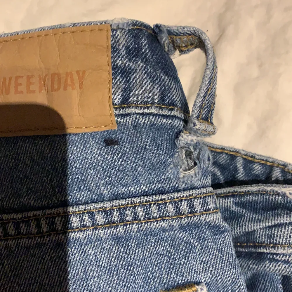 Voyage jeans från weekday i strl 25/30, köpta för 500 kr och säljer för att de är för små. De har en liten slitning på knäet och är lite sönder i enda bältremen. Buda gärna! . Jeans & Byxor.