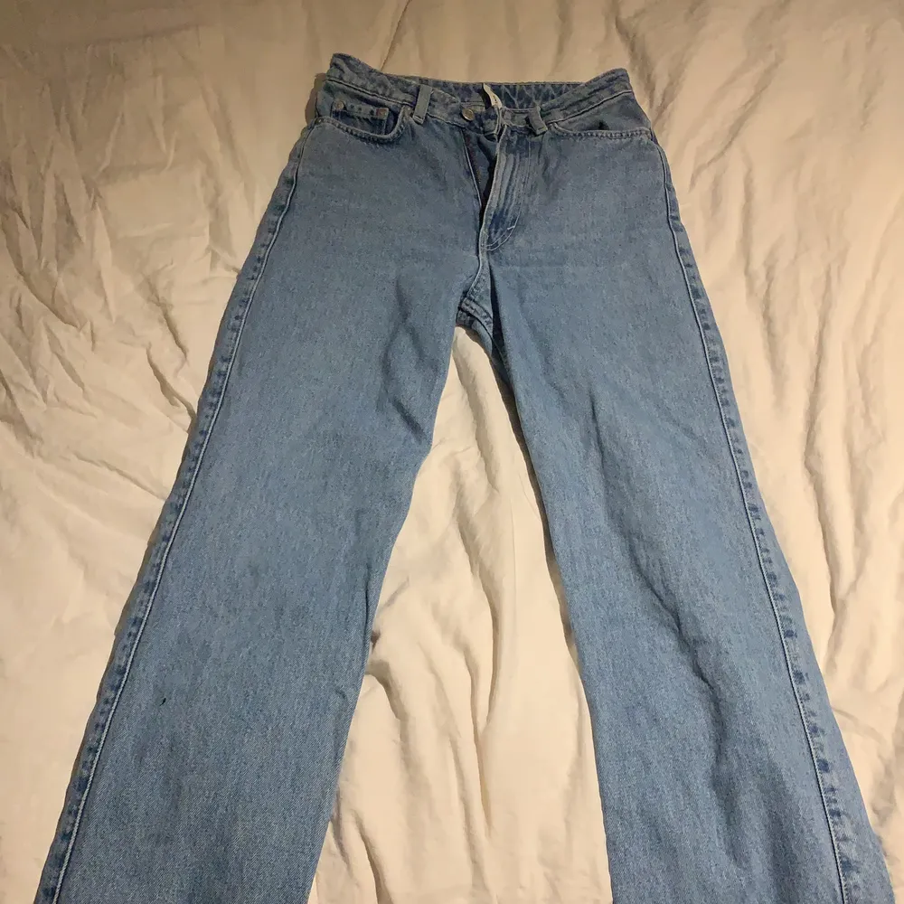 Rowe jeans från weekday i storlek 24/30 köpta för 500kr och säljer då de är för små . Jeans & Byxor.