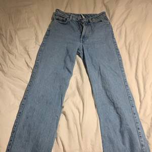 Rowe jeans från weekday i storlek 24/30 köpta för 500kr och säljer då de är för små 