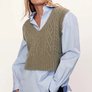 Stickad väst - Stickad väst från zara i en snyggt grön brun. Endast använd 3-4 ggr. Storlek xs men sitter lite oversized