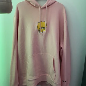 Lisa hoodie - En rosa Lisa simpson hoodie jag köpte på H&M’s herravdelning för ett tag sen. Endast använd fåtal gånger. Den är köpt i XL då jag ville ha den väldigt oversized. Den är väldigt lång, ungefär till knäna på mig som är 165cm❣️ köpte för 299kr säljer för 200kr + frakt🧸