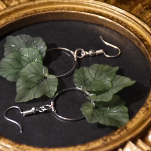 Örhängen blad  - Örhängen med pärlor i form av blad! Dessa går också att beställa i guld :) alla krokar är nickelfria! 