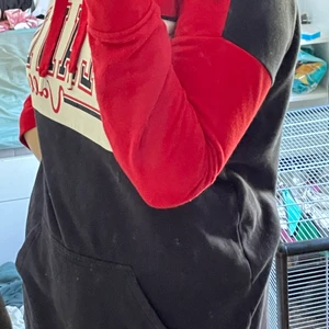 Lång hoodie - Hoodie som går ned till knäna, Funkar som hoodie klänning men även som bara nåt att gå runt i hemma🥰 köpte på hm för 1 år sedan och använt en del, storlek 38