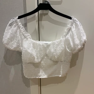Topp - Vit topp från shein. Stl S, men sitter som en XS. Budgivning om flera är intresserade
