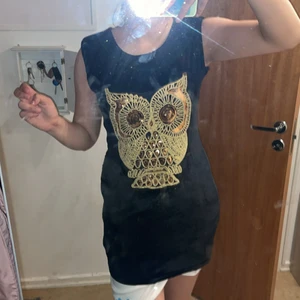 Svart klänning - Svart klänning med Uggla på