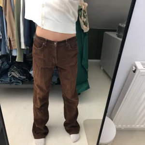 Baggy Manchester byxor - Asballa bruna Manchester byxor som sitter lågmidjat på mig som vanligen bär S. Har en liten, liten slitning i skrevet, men som inte syns på bild eller i när man bär de. Fraktar eller möts upp. Kontakta mig gärna vid frågor!🤠💕