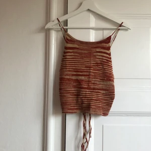 Stickat linne  - stickat linne med öppen rygg som knyts bak. 