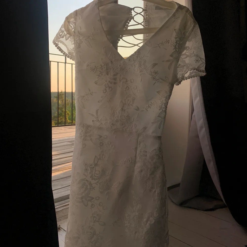 Underbart fin vit klänning till skolavslutning, student eller liknande. Helt oanvänd! (Köpte fel storlek) köpt för 700kr. Klänningar.