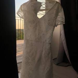 Underbart fin vit klänning till skolavslutning, student eller liknande. Helt oanvänd! (Köpte fel storlek) köpt för 700kr