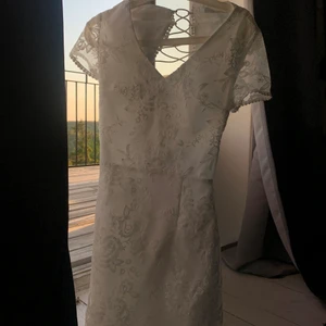 Vit klänning - Underbart fin vit klänning till skolavslutning, student eller liknande. Helt oanvänd! (Köpte fel storlek) köpt för 700kr