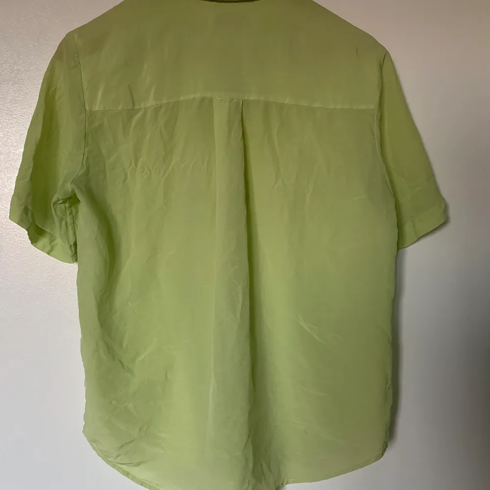 Superfin skjorta i 100% silke från & Other Stories. Köptes förra året, knappt använd men något skrynklig:). Blusar.