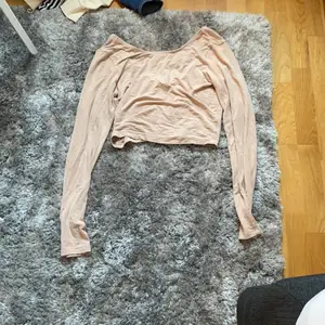 Säljer en rosa/beige tröja för att jag inte använder (köparen står för frakten 
